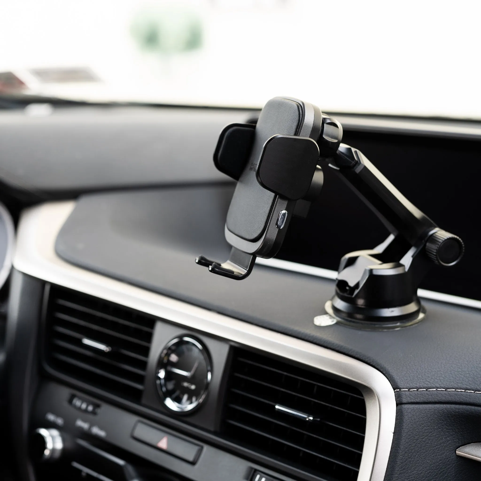 WIRELESS CHARGING KIT WITH AUTO-ADJUSTING MOUNT - CAR AND DRIVER 9905